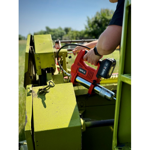 Шприц смазочный аккумуляторный YATO 18 В, 600 см³, 62 МПа, с гибким шлангом 76 см YT-07020