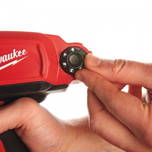 Аккумуляторный пистолет для герметика MILWAUKEE M12 PCG/310C-0 (каркас, 310 мл)